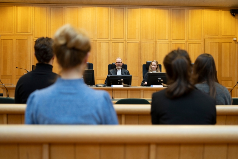 Rechters en officieren in de rechtszaal