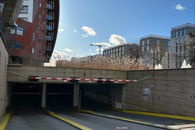 De ingang van de parkeergarage.