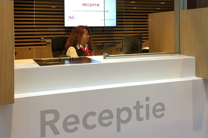 Melden bij de receptie