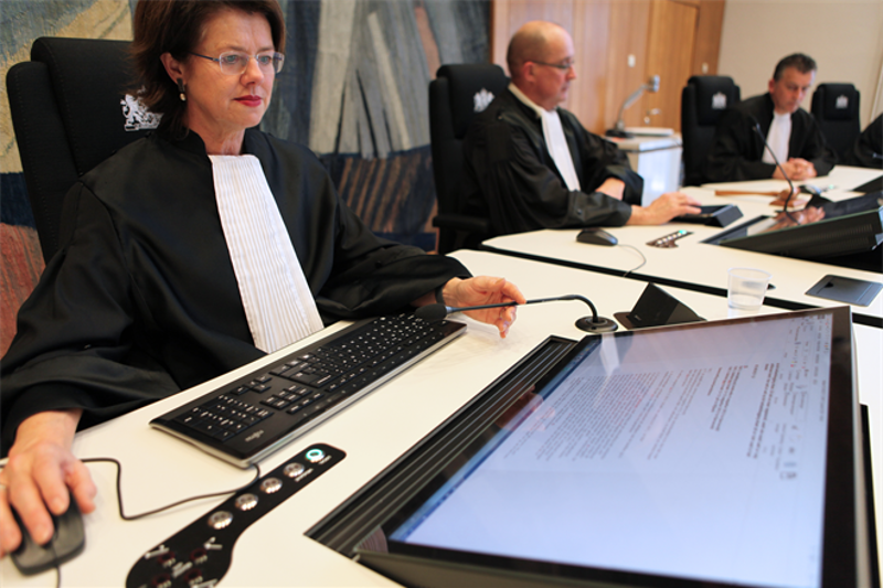 Rechters tijdens een zitting in de rechtbank