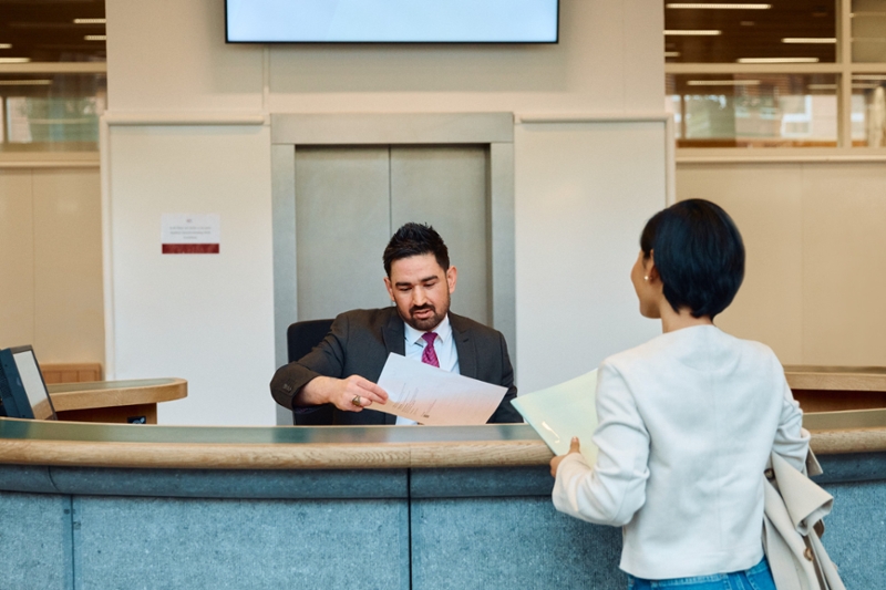 Bij de bode van de bodebalie