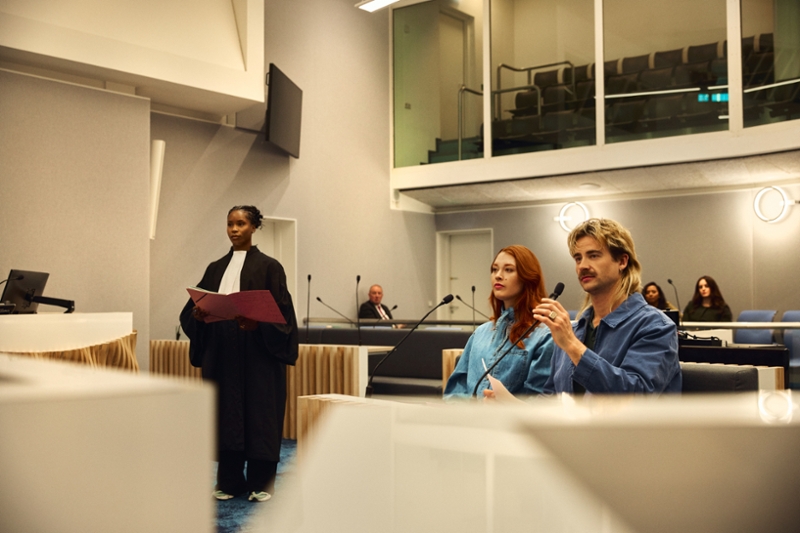 De bode wijst de weg.